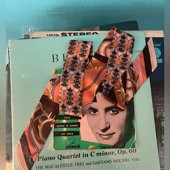 Fendi Twilly /Wrappy
100% Silk - Picture 4 of 5